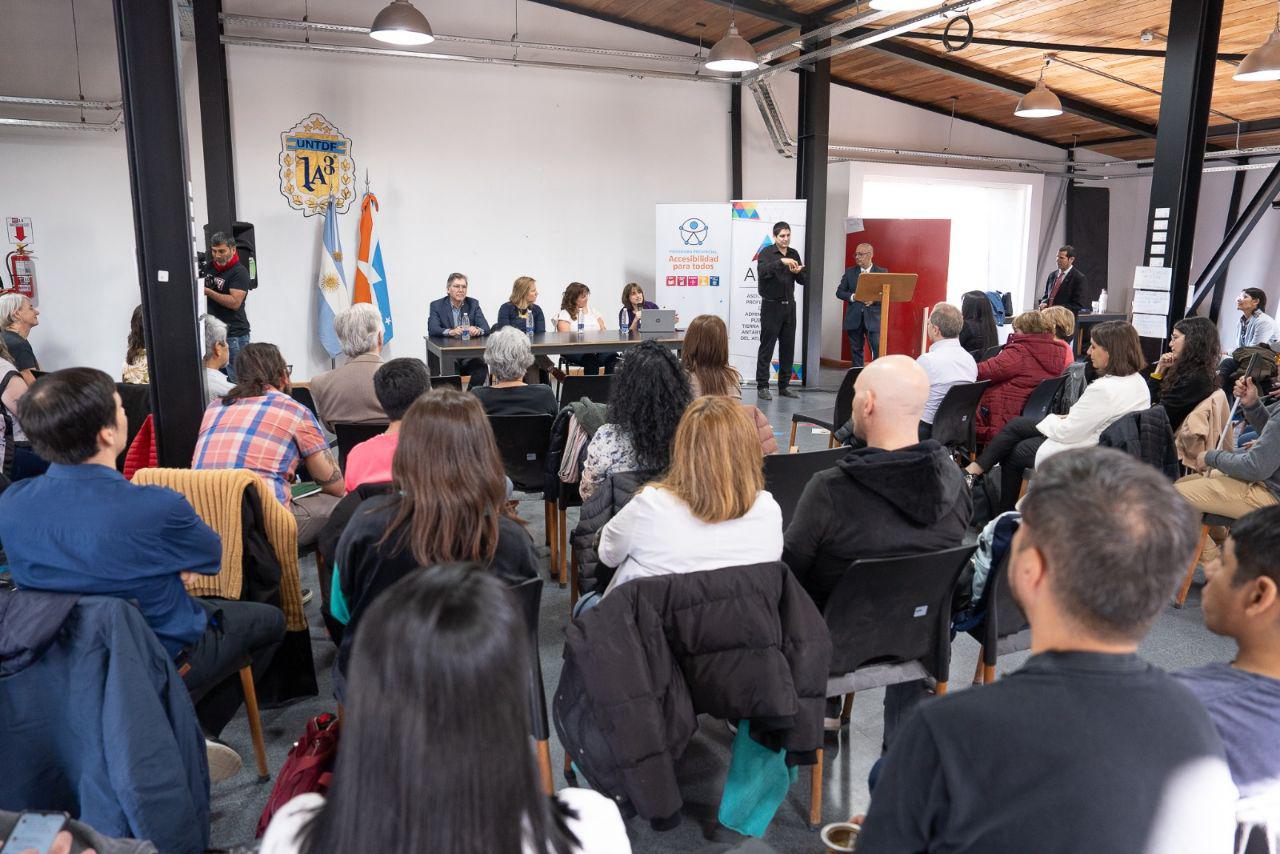 photo_5051048382851820783_y