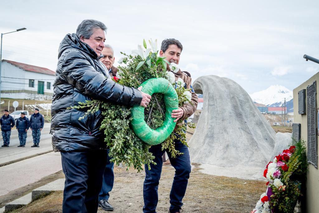 photo_4931857976621378443_y