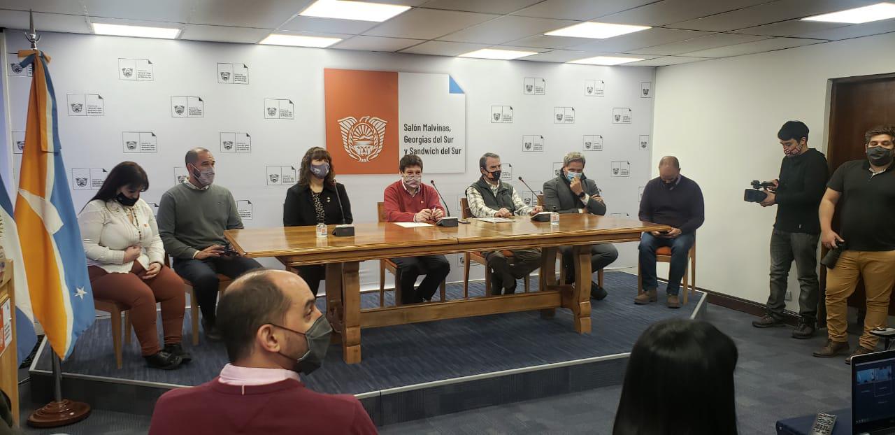 firma de contrato de ampliacion del muelle comercial Puerto Ushuaia 2