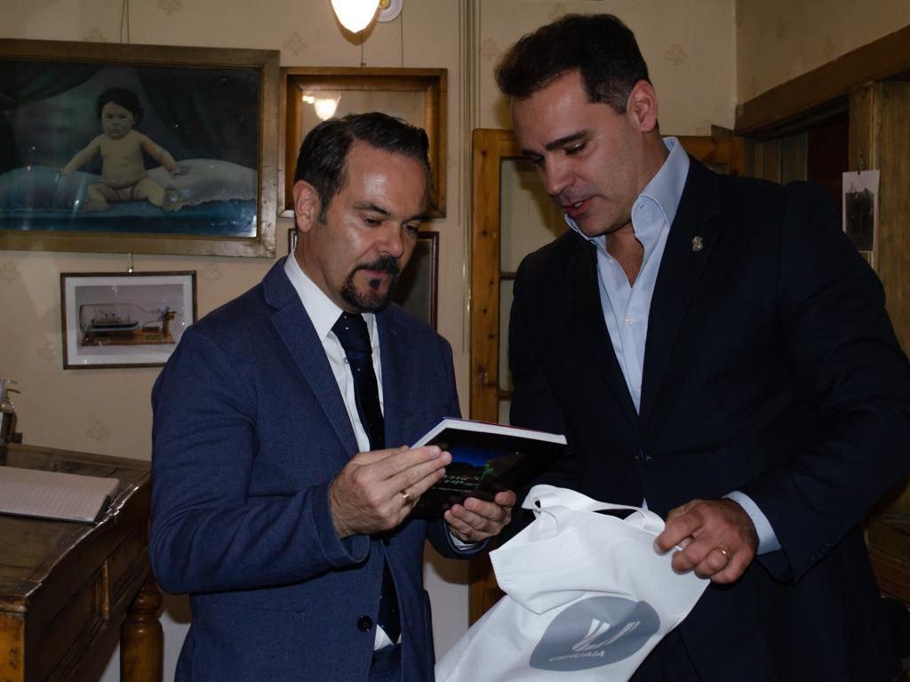 photo_4927229492229942578_y