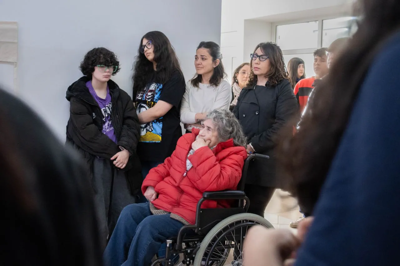 photo_5064425844474228788_y