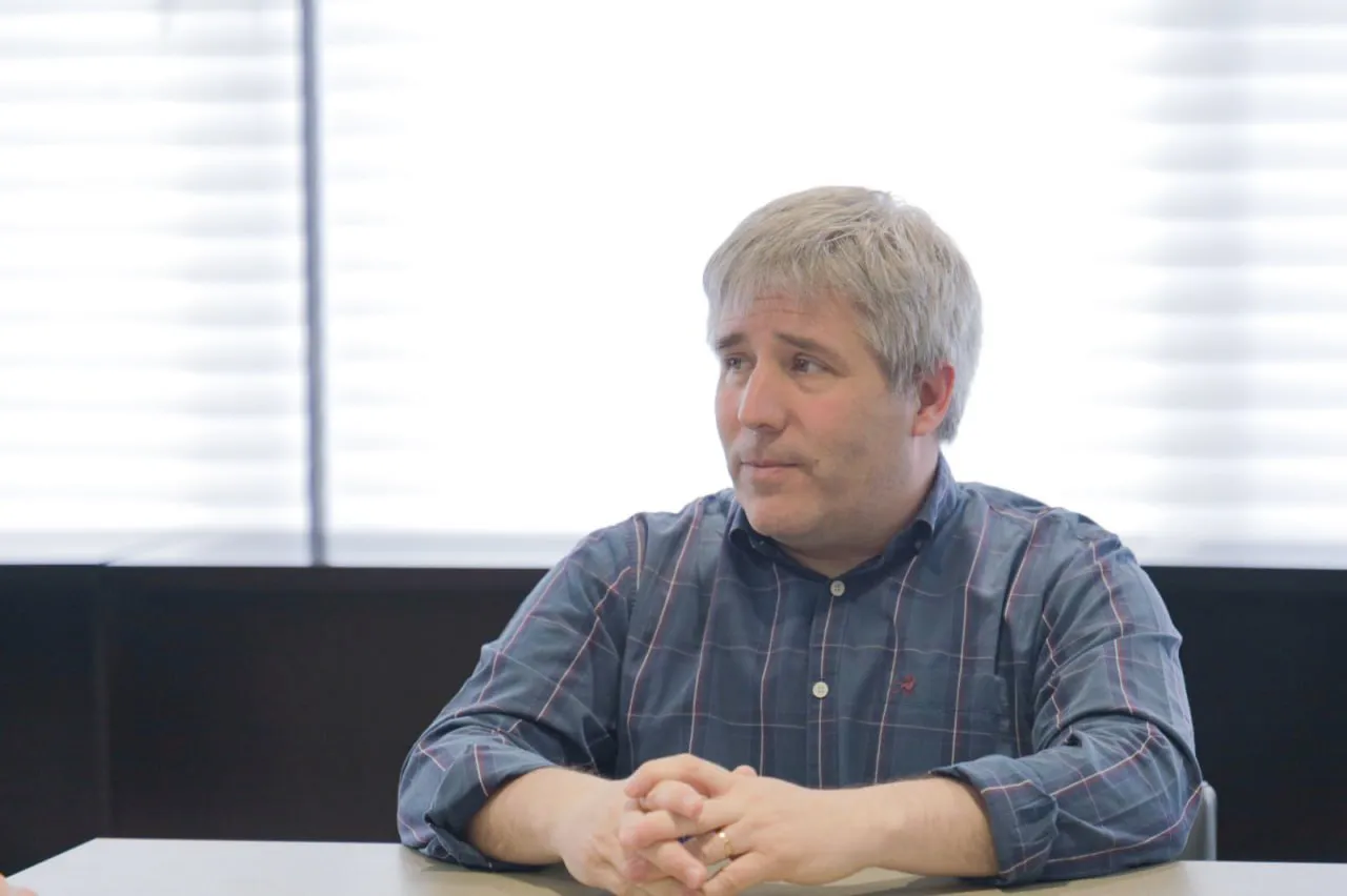 photo_5114135533968886796_y