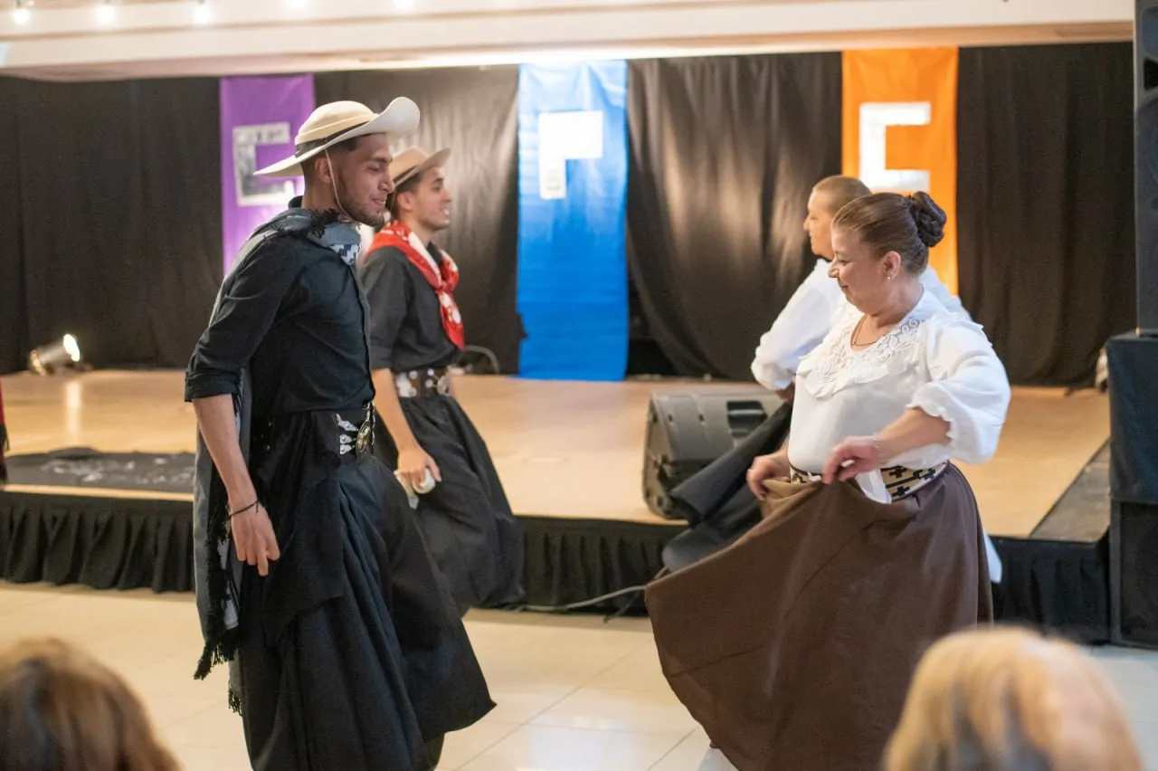 photo_5003618547900985099_y