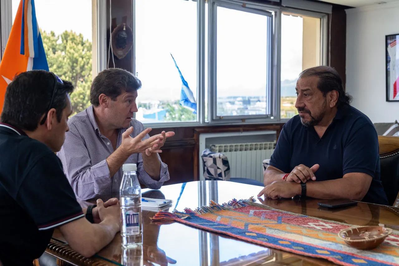 photo_5136675475093654484_y