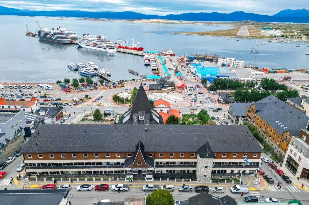 photo_5186341811180908622_y