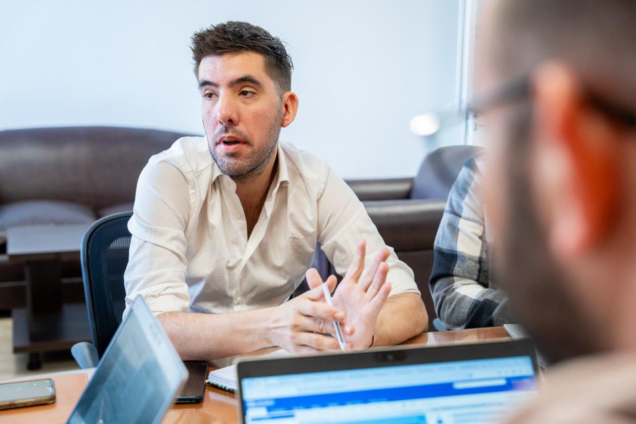 photo_4927410379072581033_y