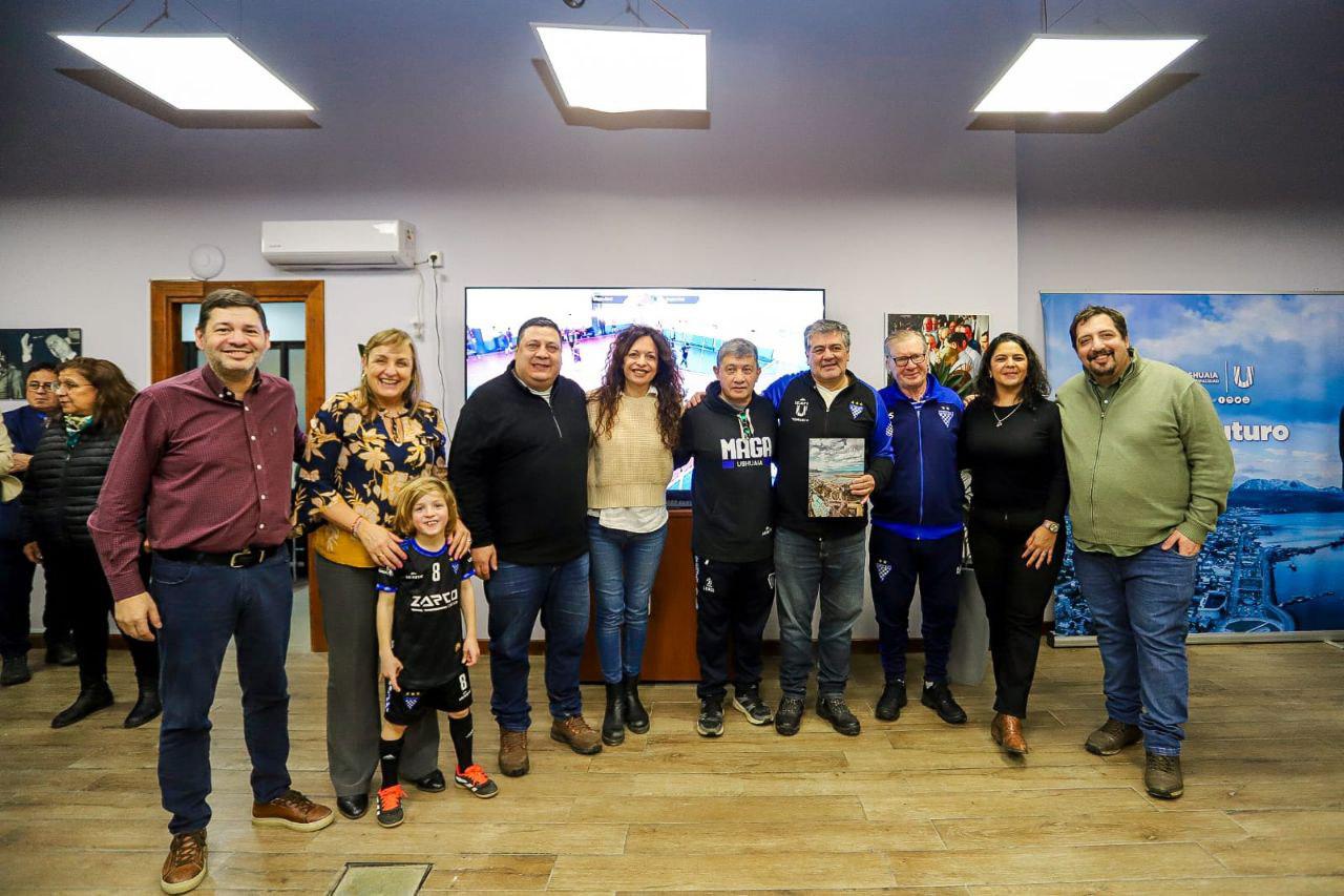 photo_4918166655968848873_y