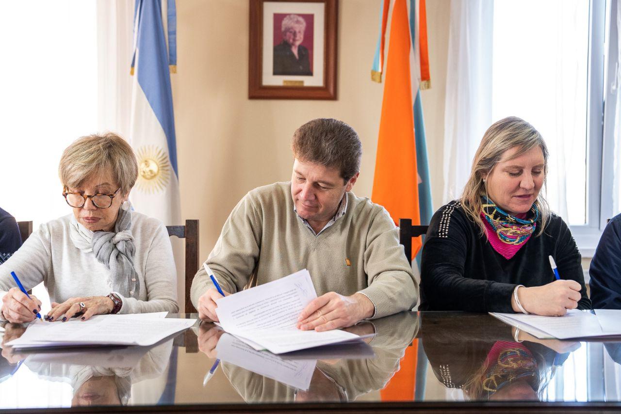 photo_5109608685679783281_y