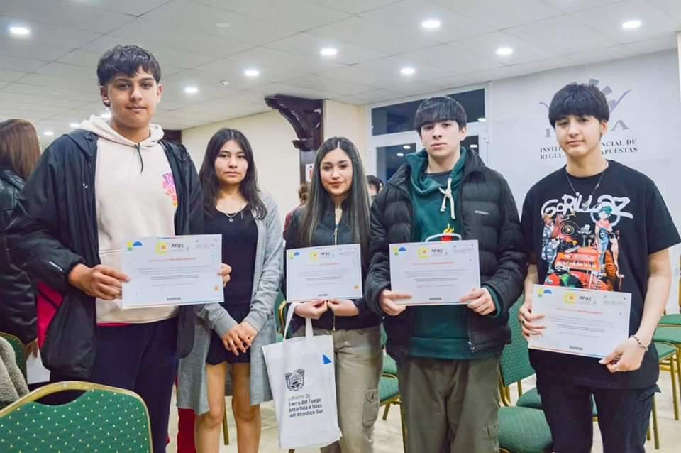 photo_5168103507436350434_y