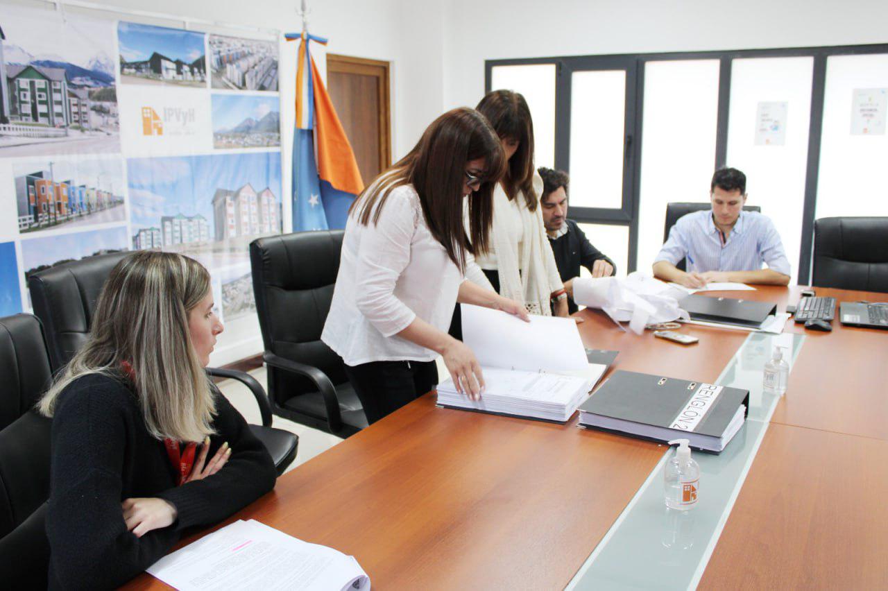 photo_5127699289793997719_y