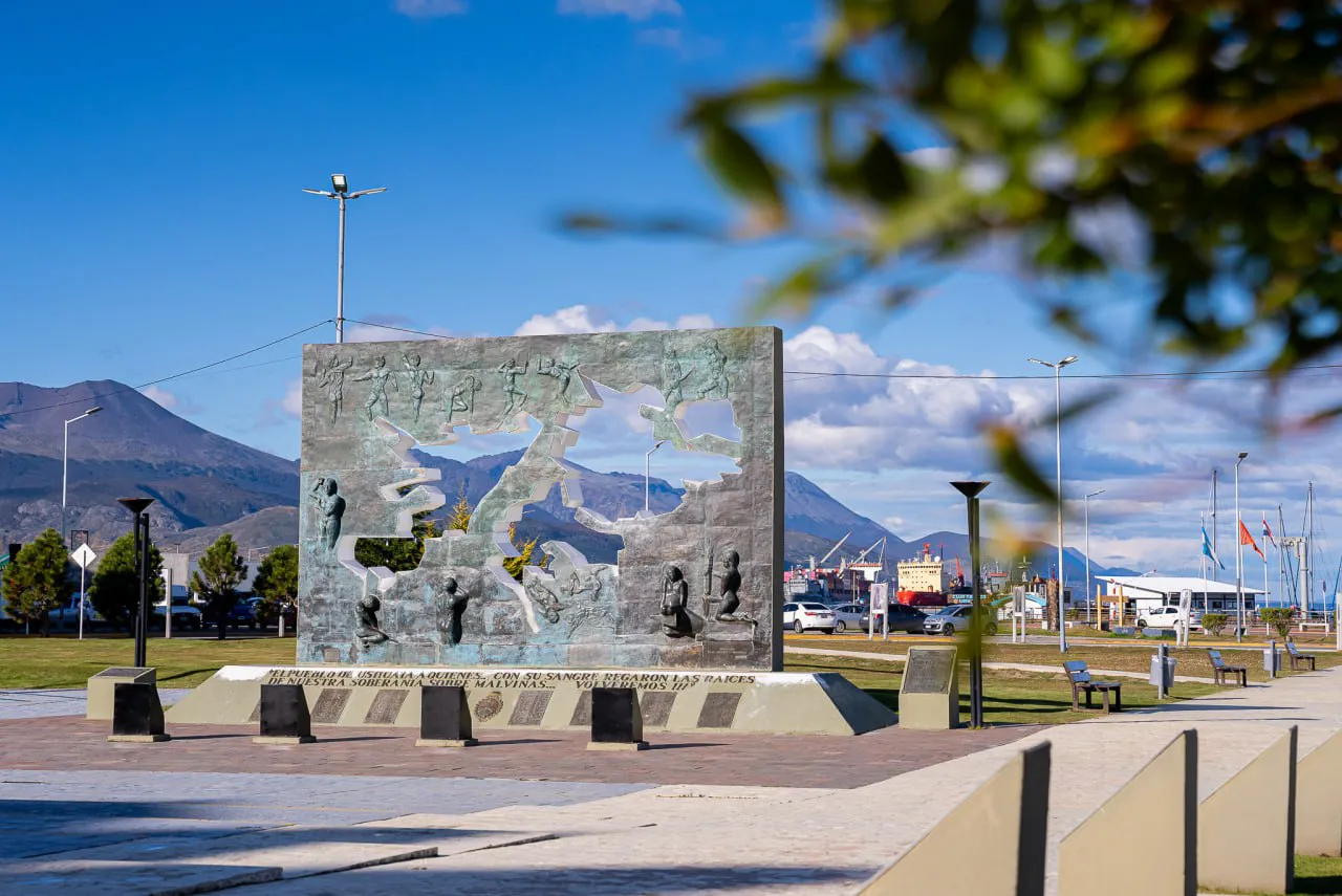 photo_5048739575937216211_y