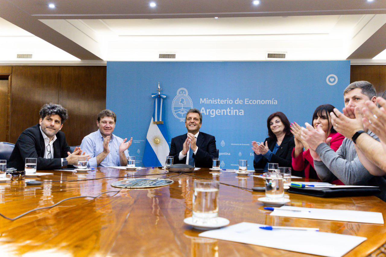 photo_5084958128906284419_y