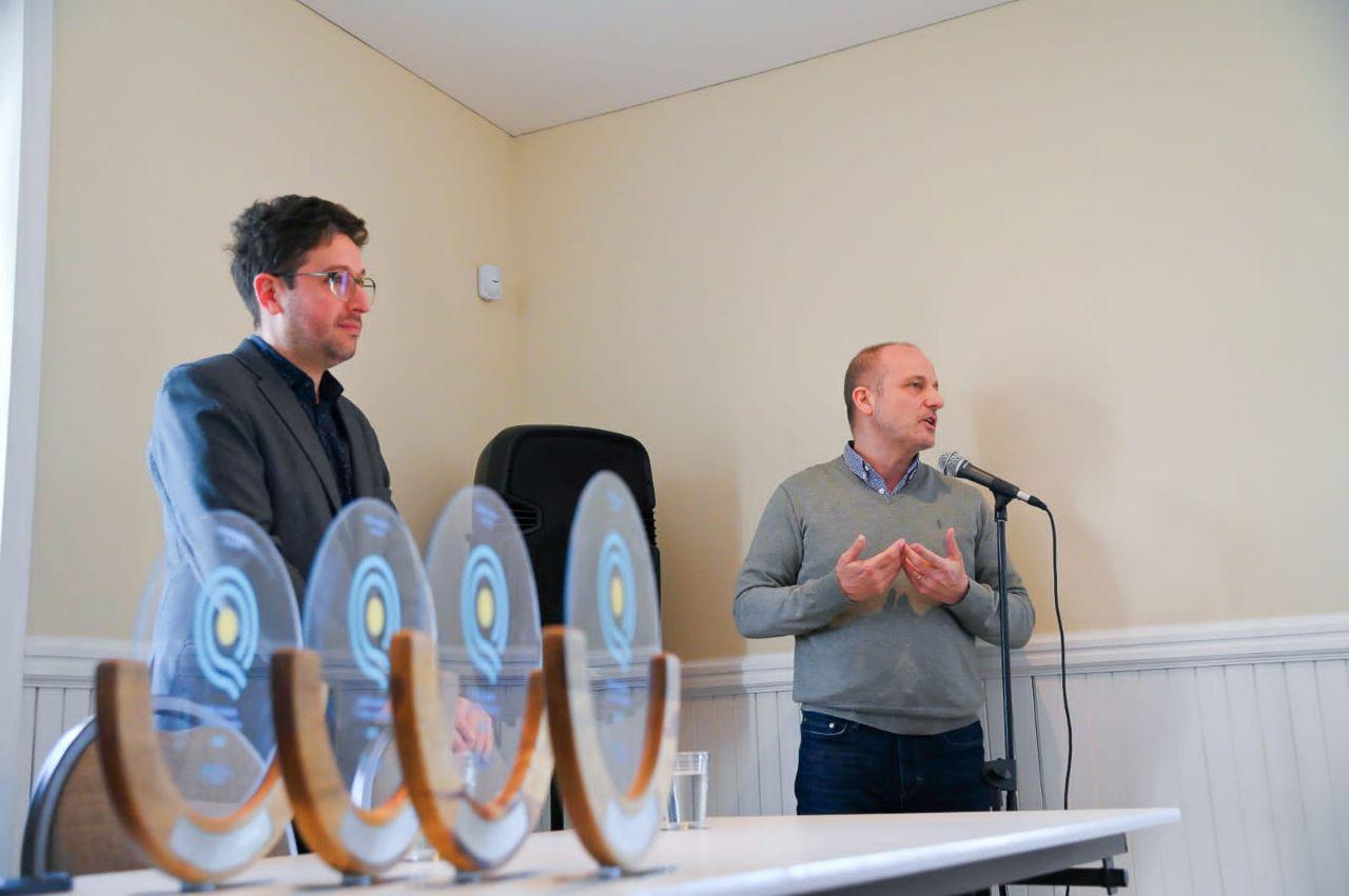 photo_5154899523837995892_y