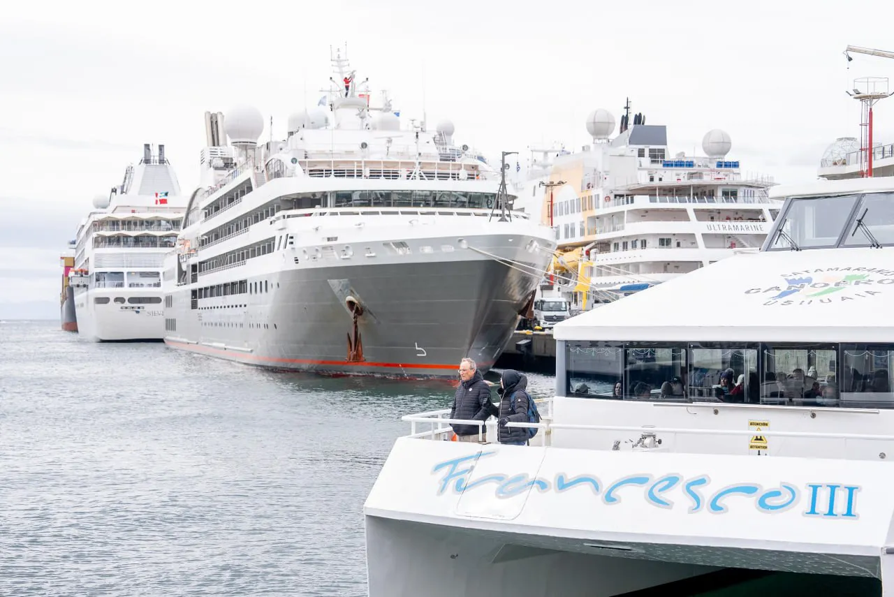 photo_5114135533968886840_y