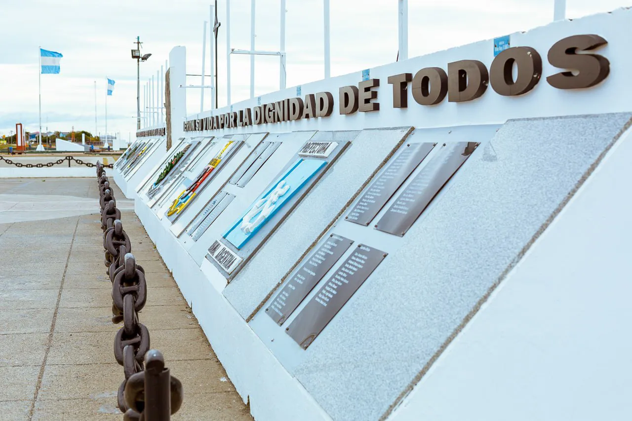 photo_5089593983465360399_y