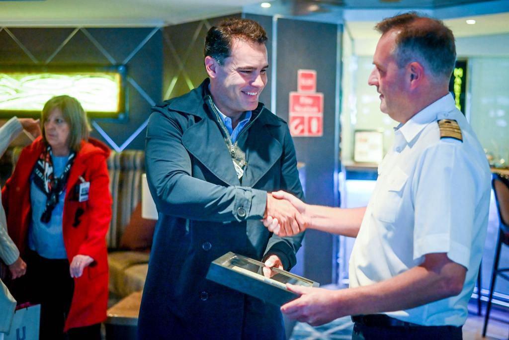 photo_5064720346086747509_y