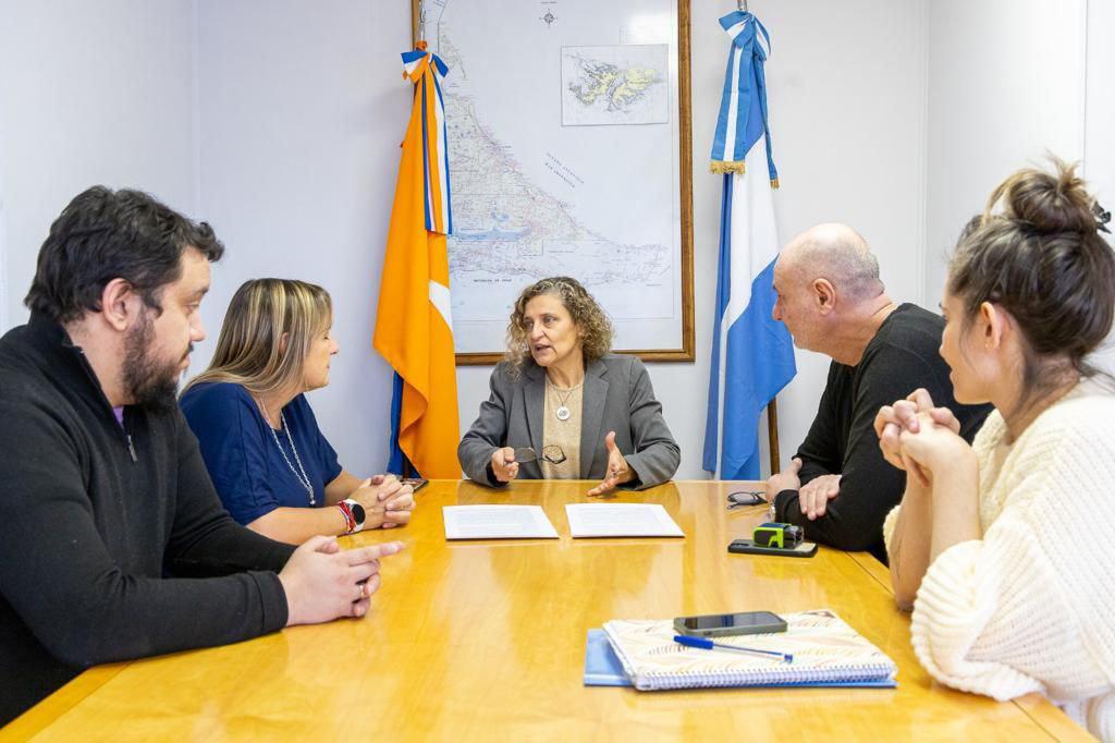 photo_5089496118336793385_y