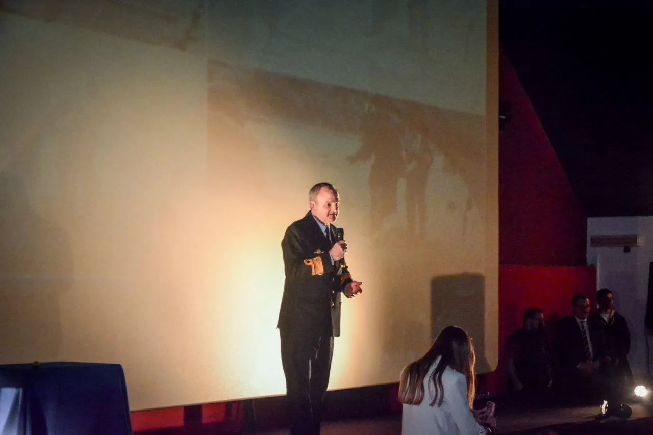 photo_4917959247703157908_y