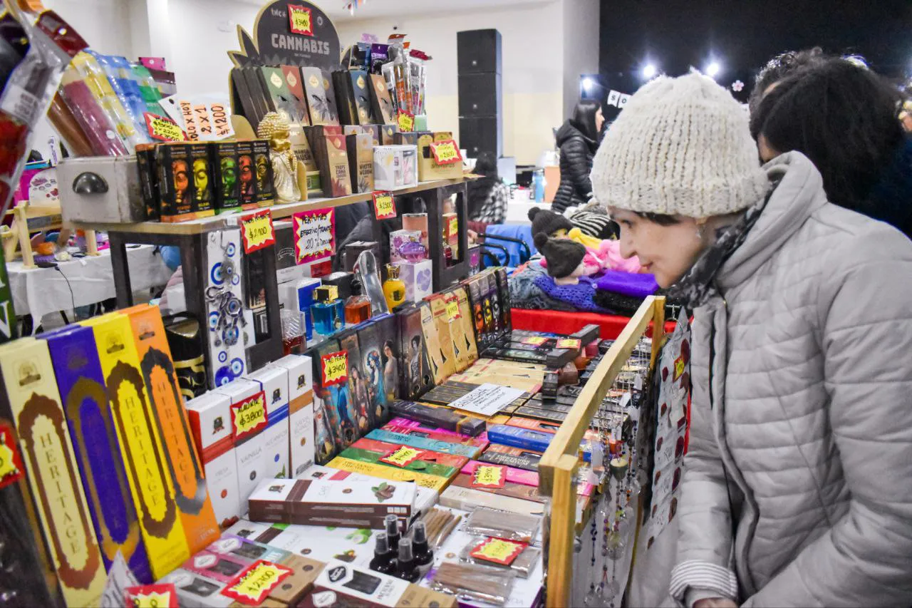 photo_5084901916378073951_y