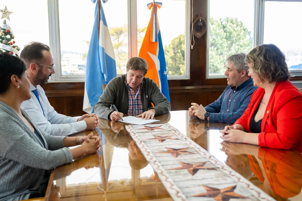 photo_5057572863379966739_y