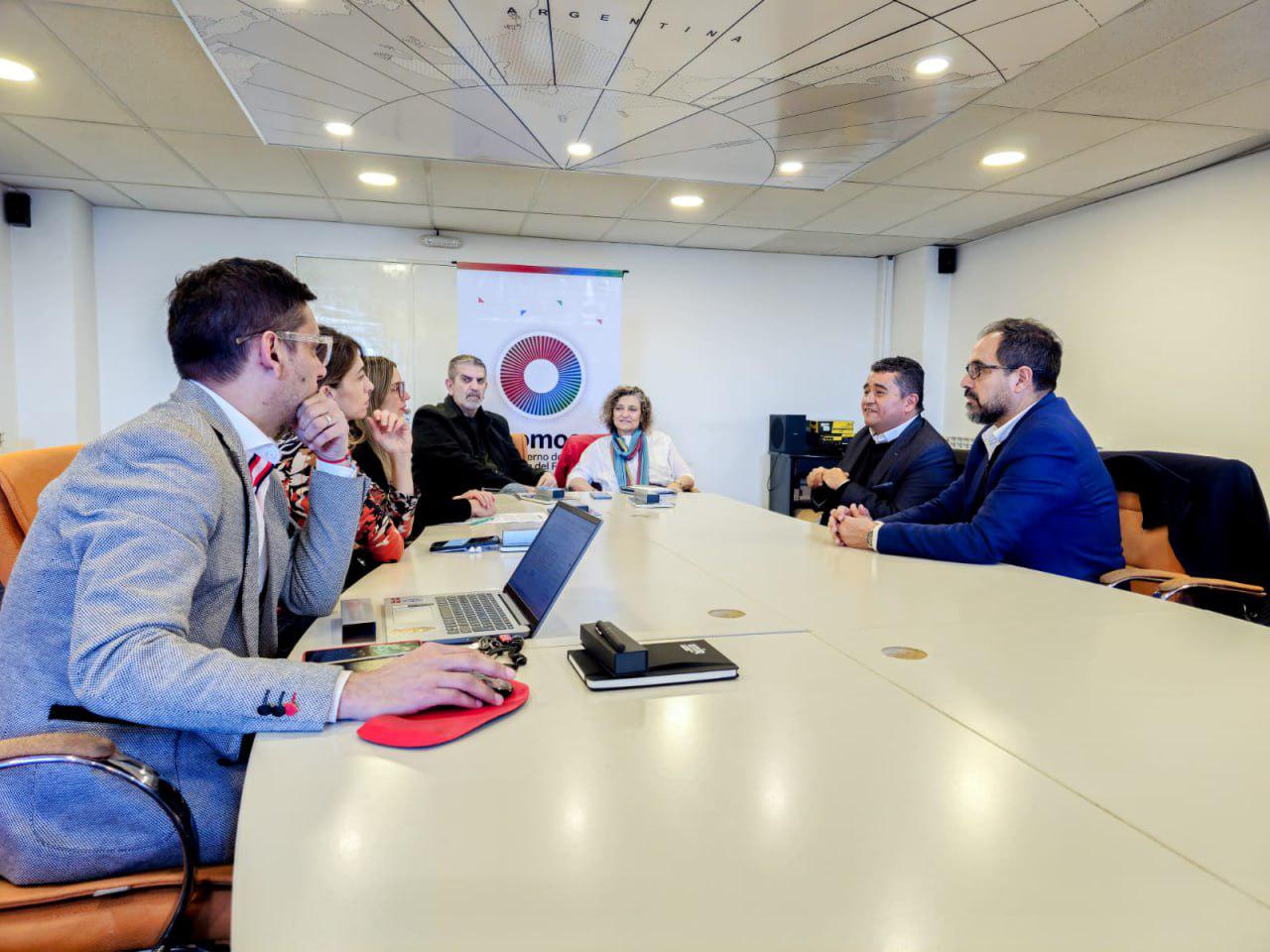 photo_5154868028842814504_y