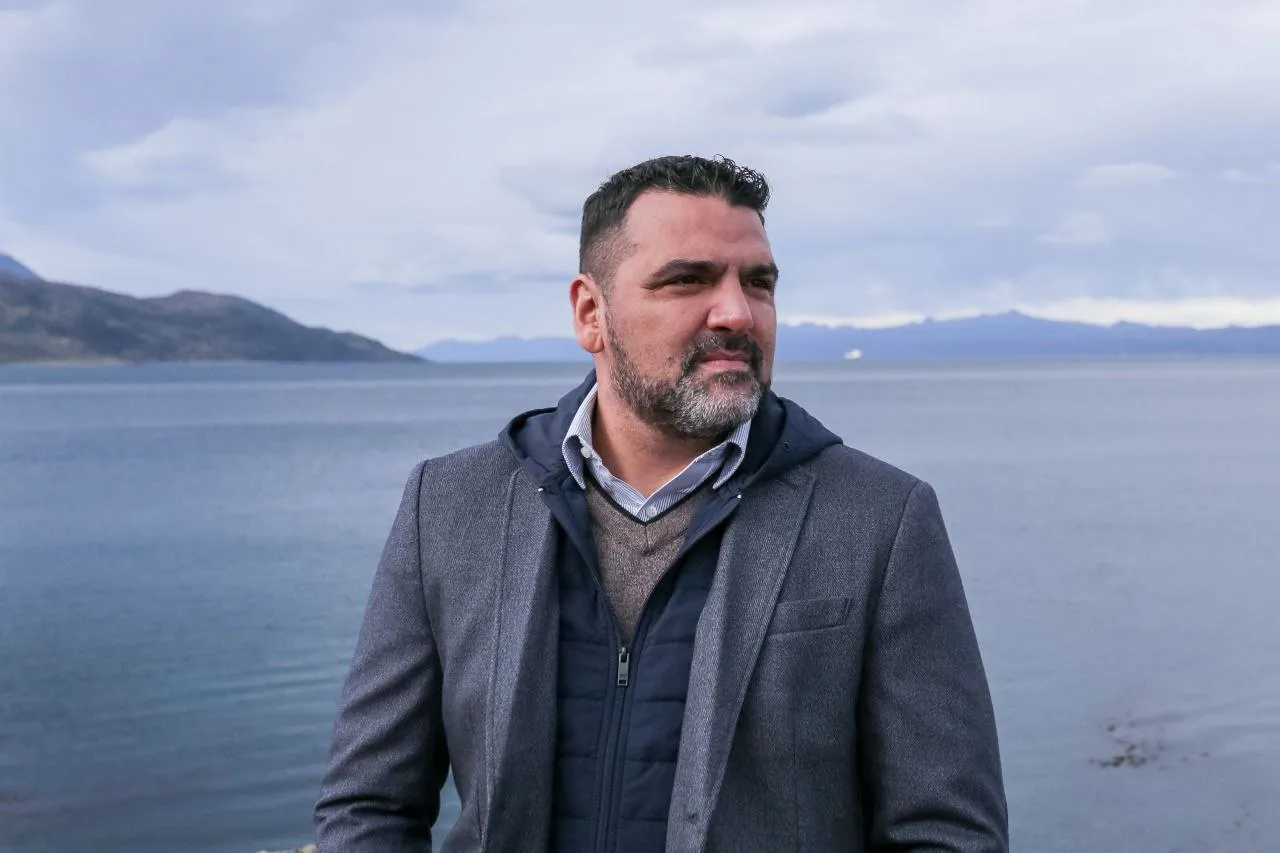 photo_5021772854970134827_y