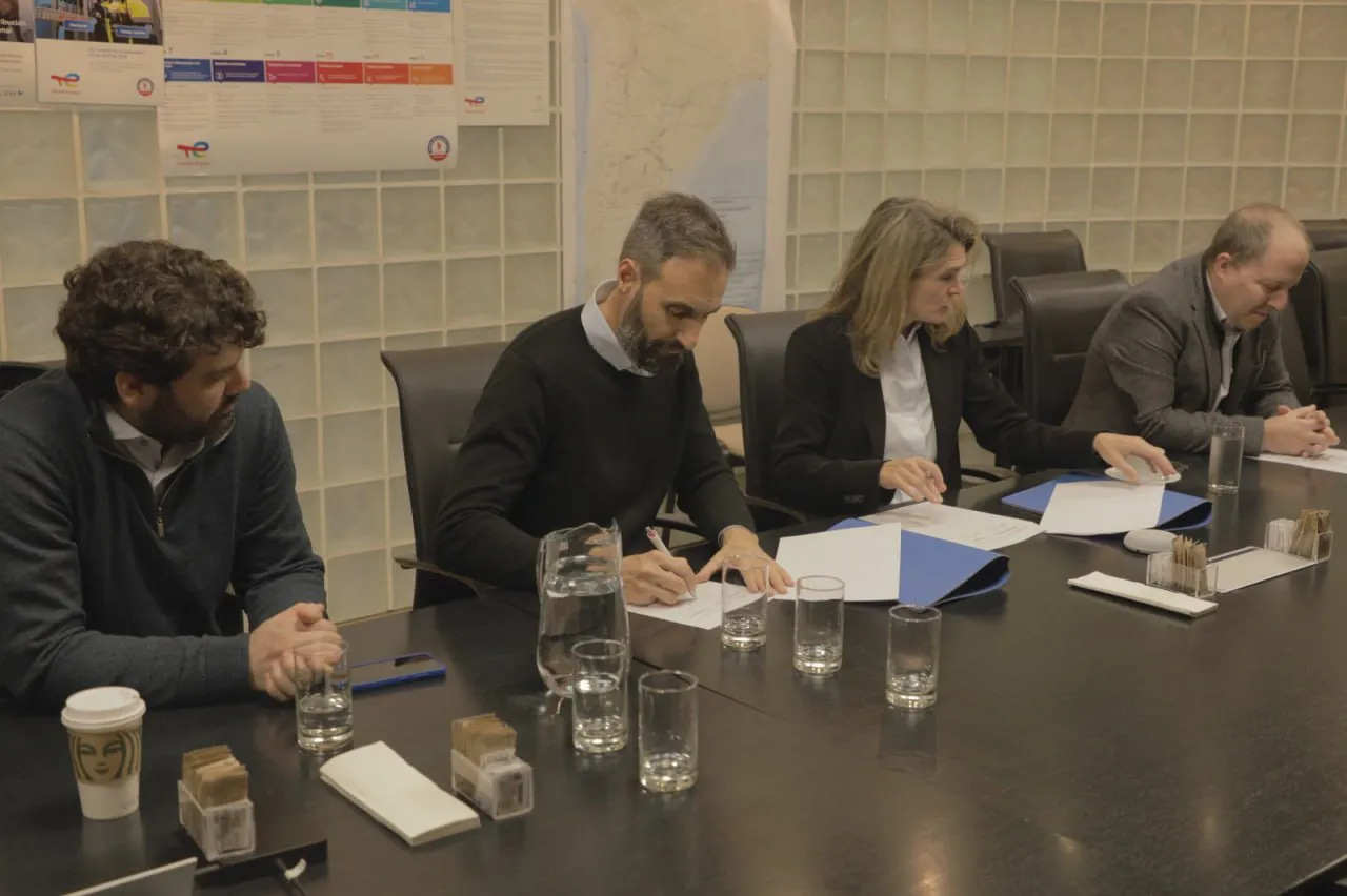 photo_4963408269506884091_y